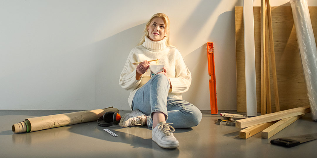Köp biljett till Hem och Villamässan Renoveringspaus – kvinna bland byggmaterial med inspiration från Hem & Villa-mässan.