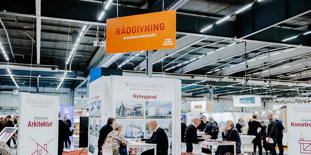 radgivning-byggingenjorsbyran-hem-och-villa-massan.jpg Monter med skylten ’Rådgivning’ från Byggingenjörsbyrån på Hem & Villa-mässan, där besökare får experthjälp om nybyggnad och konstruktion